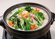 〈減塩レシピ〉野菜たっぷり　彩り野菜の肉巻き鍋